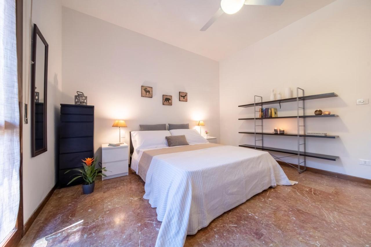 Cozy Roman Apartment With Parking フィレンツェ エクステリア 写真