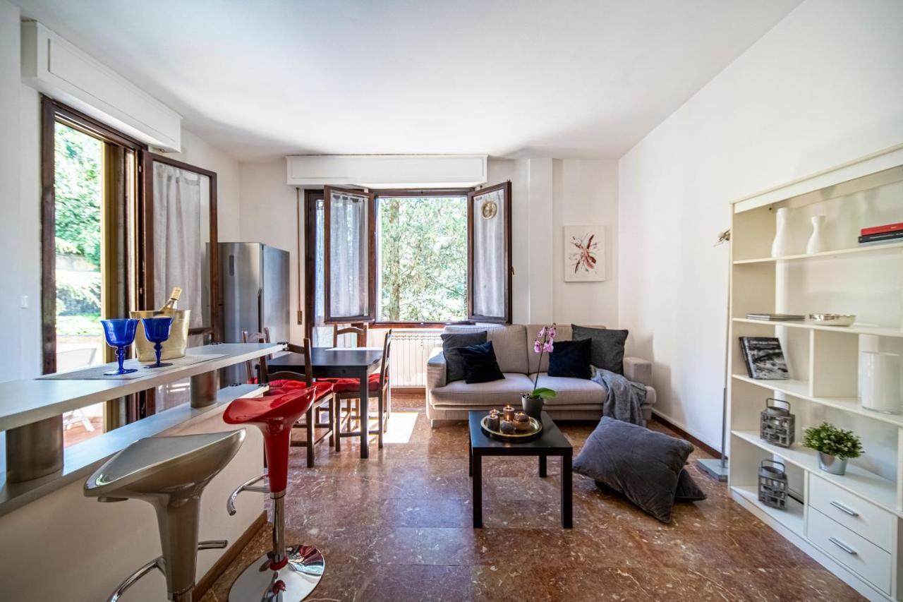 Cozy Roman Apartment With Parking フィレンツェ エクステリア 写真