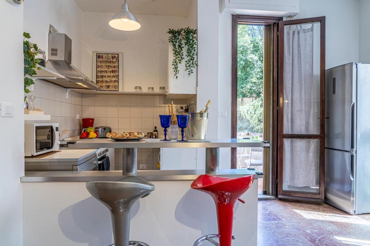 Cozy Roman Apartment With Parking フィレンツェ エクステリア 写真