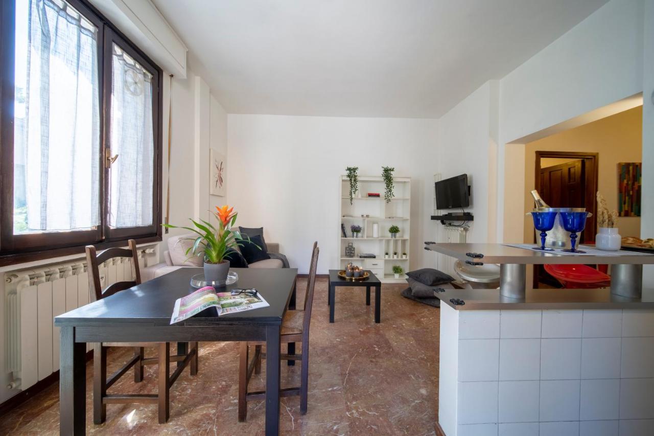 Cozy Roman Apartment With Parking フィレンツェ エクステリア 写真